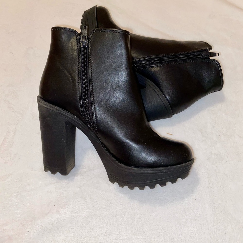 Black Candie’s boots size 6